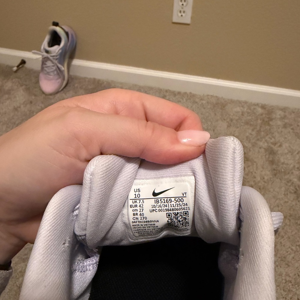 Nike Air Zoom Vomero 18 Running Shoes - Picture 4 of 8